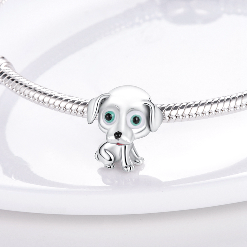 Charm chien assis aux yeux verts en argent - Korell charms