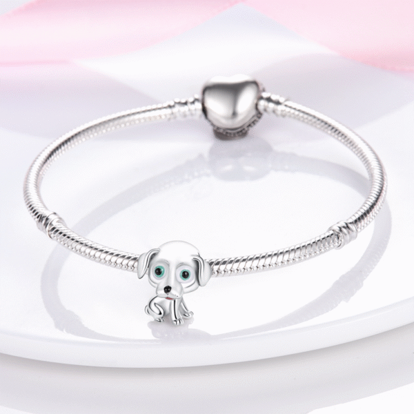 Charm chien assis aux yeux verts en argent - Korell charms