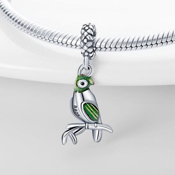 Charm pendentif oiseau vert sur une branche en argent - Korell charms