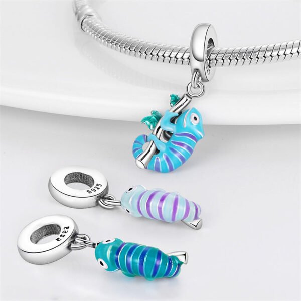 Charm pendentif caméléon sur branche et feuilles en argent - change de couleur - Korell charms